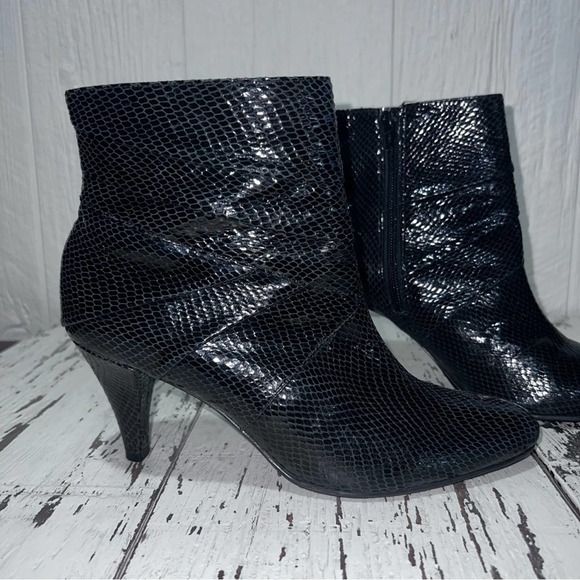ANTONIO MELANI Shoes - Antonio Melani women’s Sz 9m black leather with snake skin print spike heel boot
